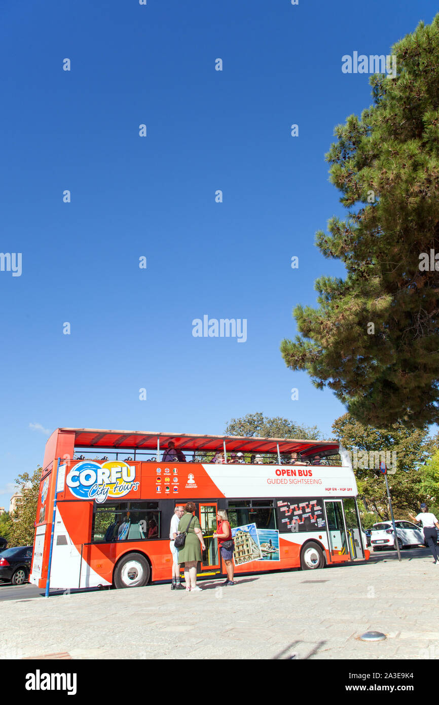 Leute, die ein und aus einem oben offenen sightseeing Hop on Hop off Doppeldeckerbus in der Griechischen Stadt Korfu Griechenland Stockfoto