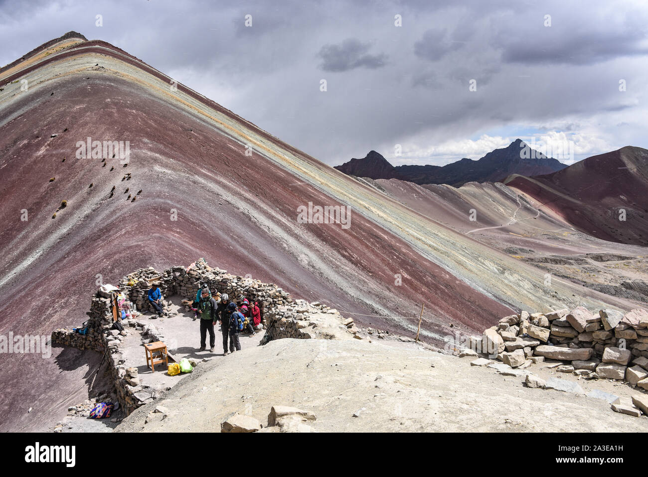 Die natürlichen Farben des Regenbogens Vinicuna 'Berg'. Cordillera Vilcanota, Cusco, Peru Stockfoto