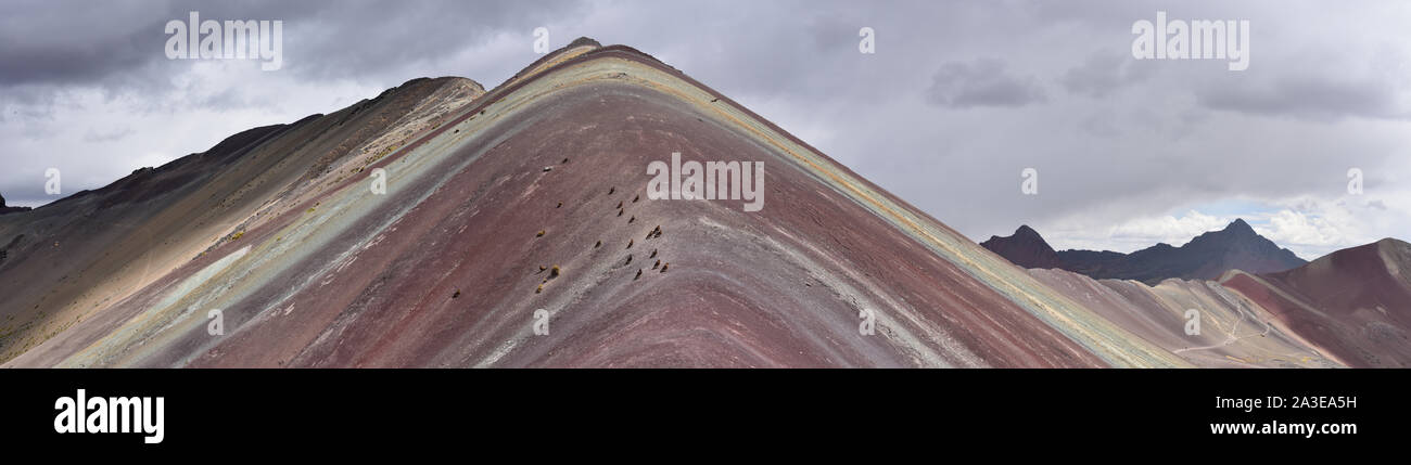 Die natürlichen Farben des Regenbogens Vinicuna 'Berg'. Cordillera Vilcanota, Cusco, Peru Stockfoto