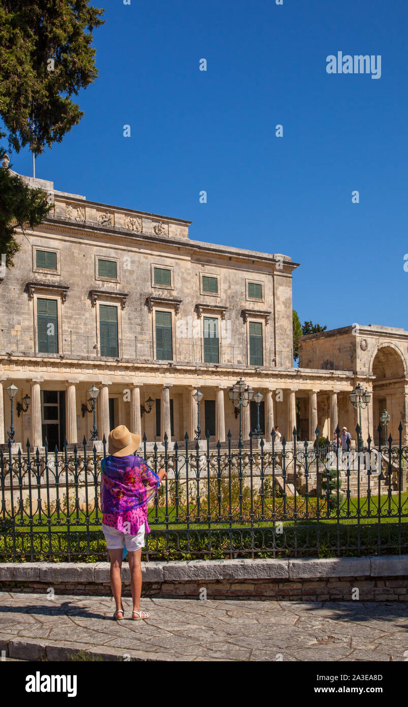 Frau mit Strohhut und hellen Schal außerhalb des griechischen Palastes von St. Michael und St. George in hellen Sommer Sonnenschein in die Stadt Korfu Griechenland Stockfoto