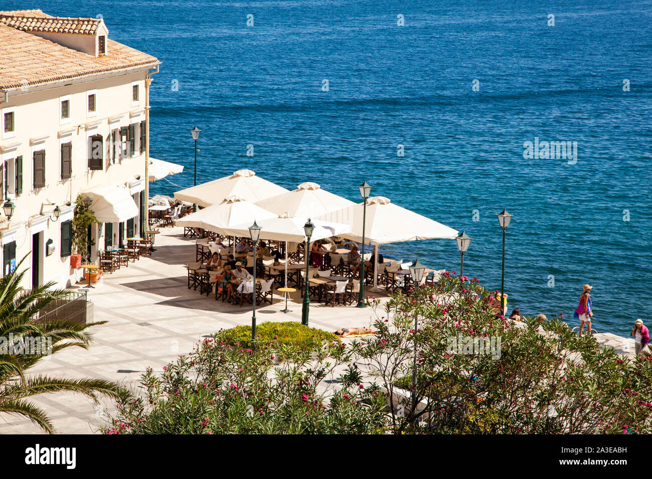 Blick auf eine Taverne und ein Restaurant am Hafen Bereich der Stadt Korfu auf der griechischen Insel Korfu Griechenland Stockfoto