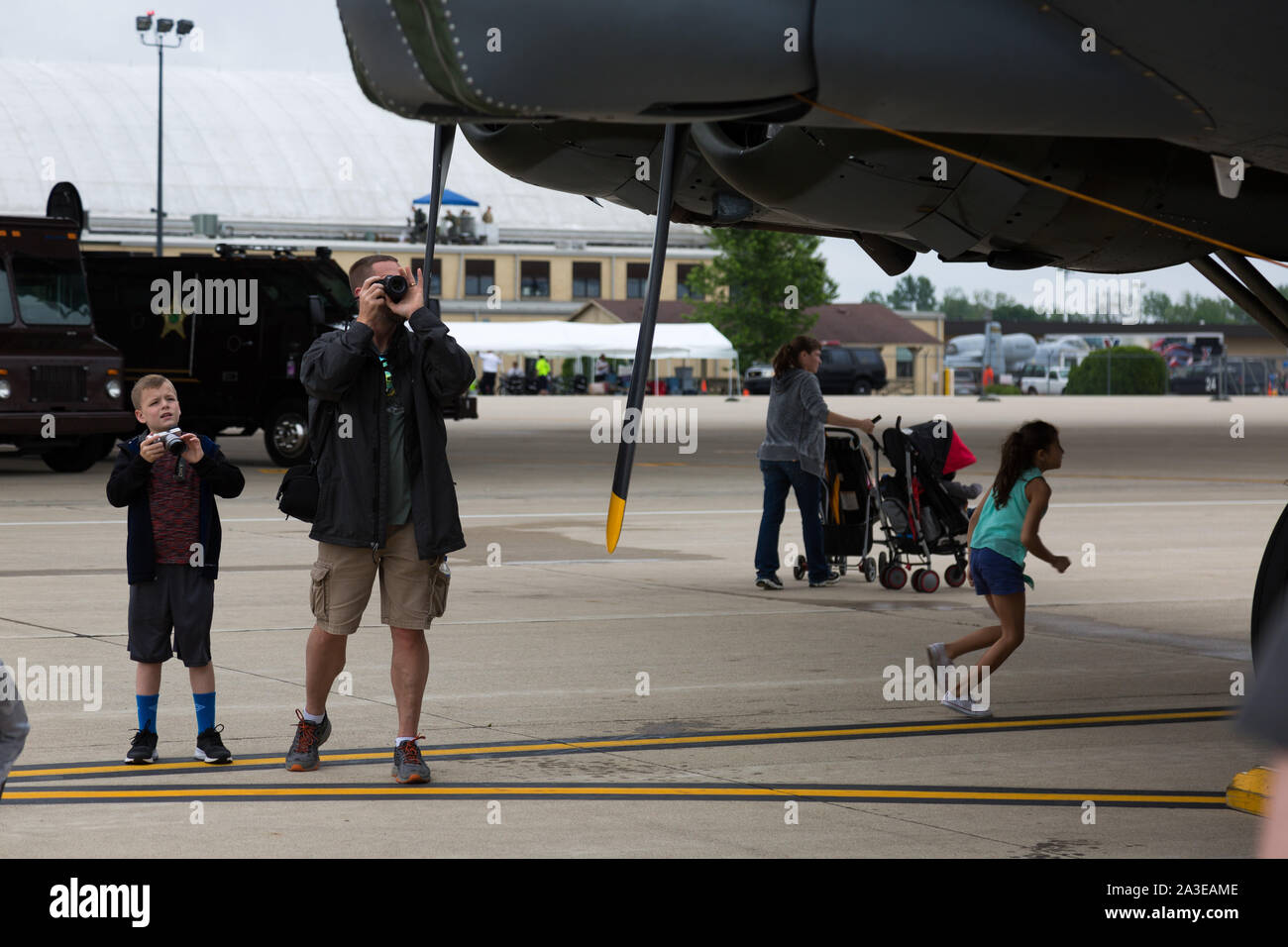 Ein Junge und sein Vater fotografieren einen legendären B-17-Bomber auf der Fort Wayne Airshow in Fort Wayne, Indiana, USA. Stockfoto