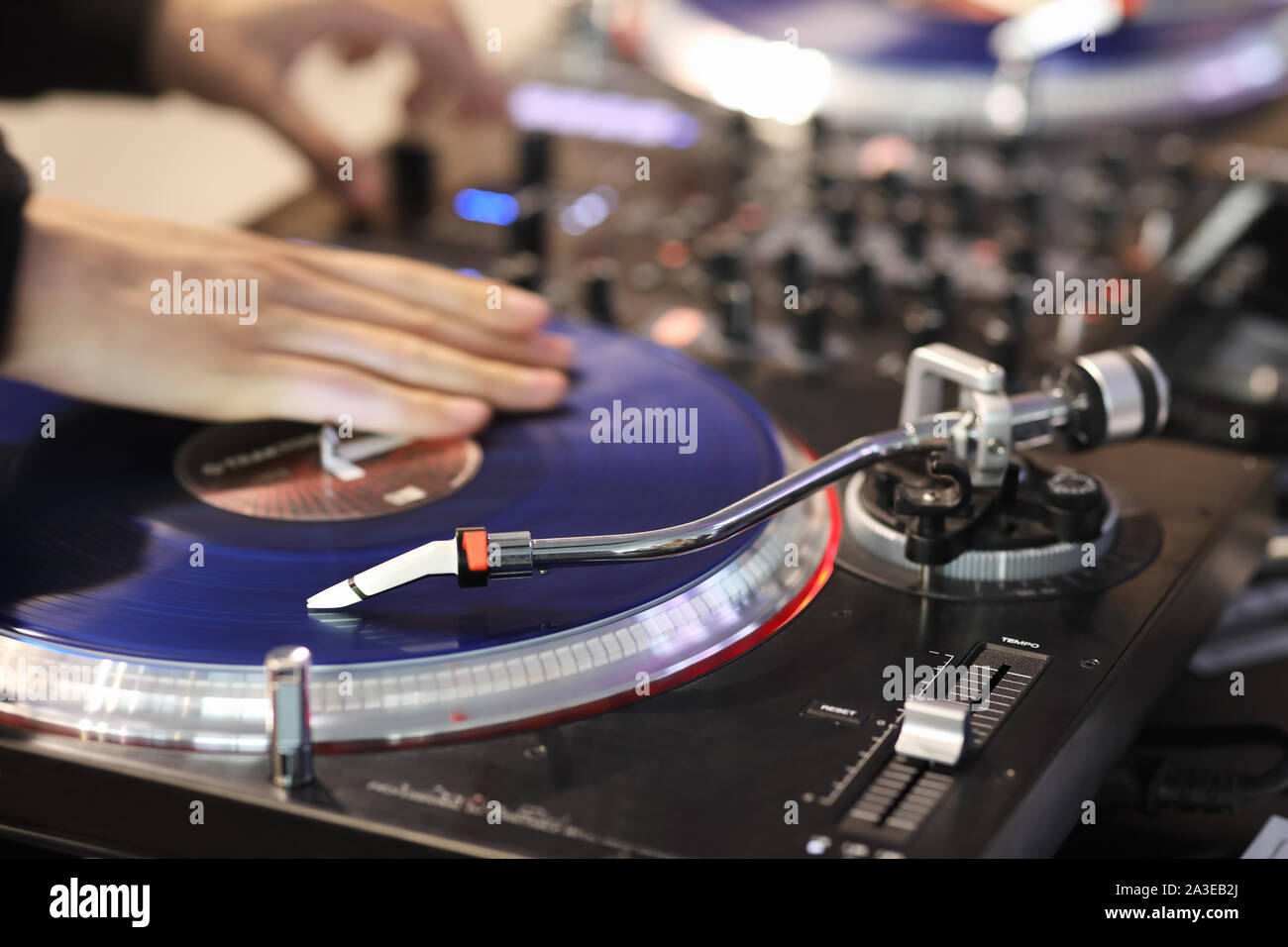 DJ scratching Schallplatte auf professionelle DJ-Plattenspieler. Selektive konzentrieren. Stockfoto