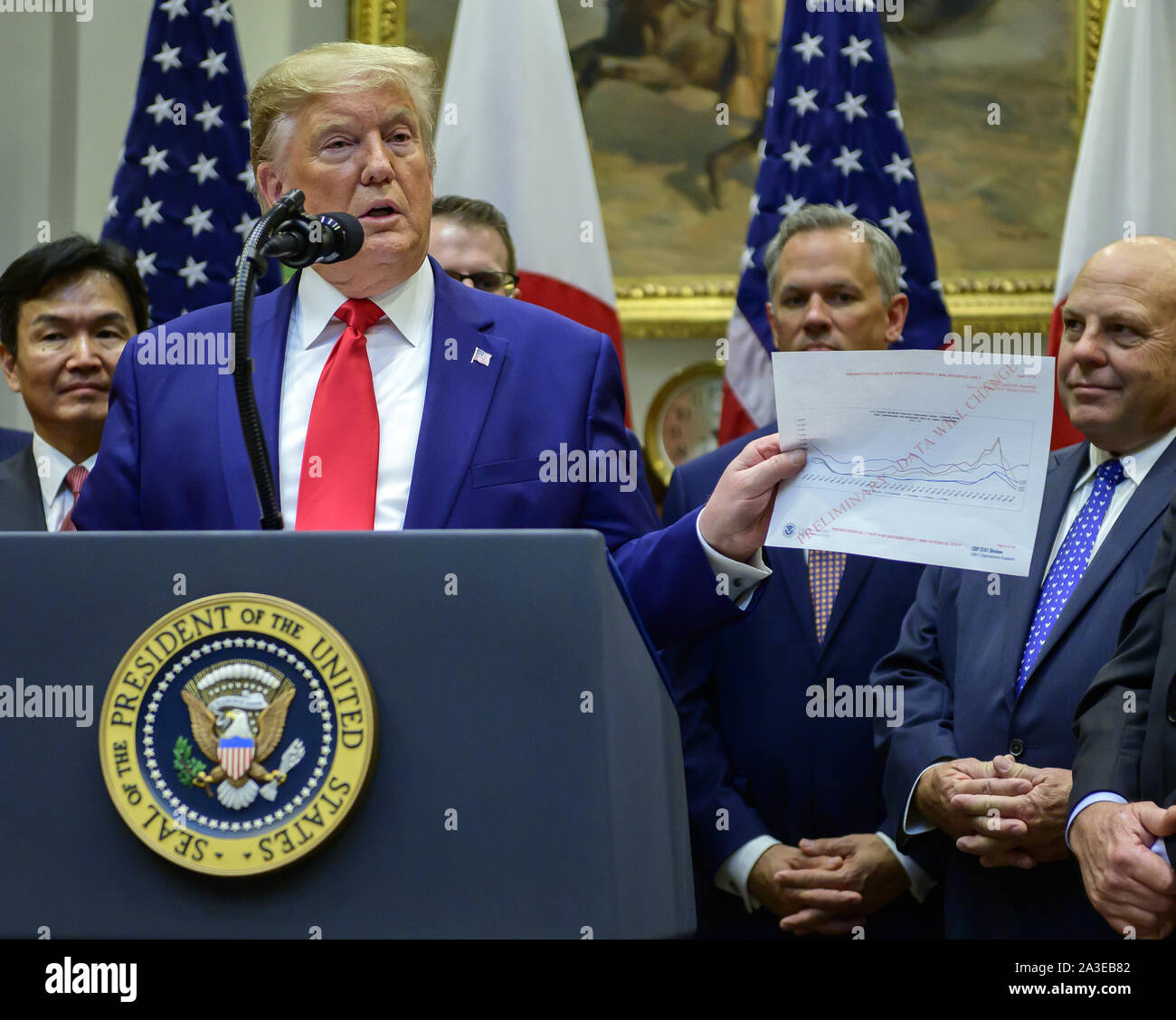 Washington, District of Columbia, USA. 7 Okt, 2019. Präsidenten der Vereinigten Staaten Donald J. Trumpf hält ein Diagramm auf der Mauer, als er Fragen aus der Presse nach den USA und Japan über Handelsabkommen und US-Japan digitale Handelsabkommen im Roosevelt Raum des Weißen Hauses in Washington, DC am Montag, 7. Oktober 2019 Kredit unterzeichnet wurde: Ron Sachs/CNP/ZUMA Draht/Alamy leben Nachrichten Stockfoto