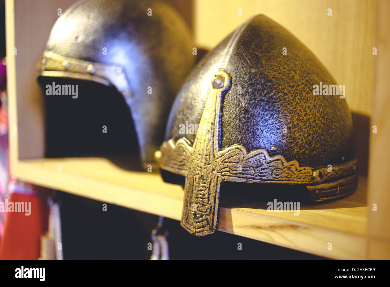 Nahaufnahme von mittelalterlichen Helm, alte Krieger iron Knight shining Stil. Konzept der alten Vintage Traditionen, extreme Kampf Konzept. Stockfoto