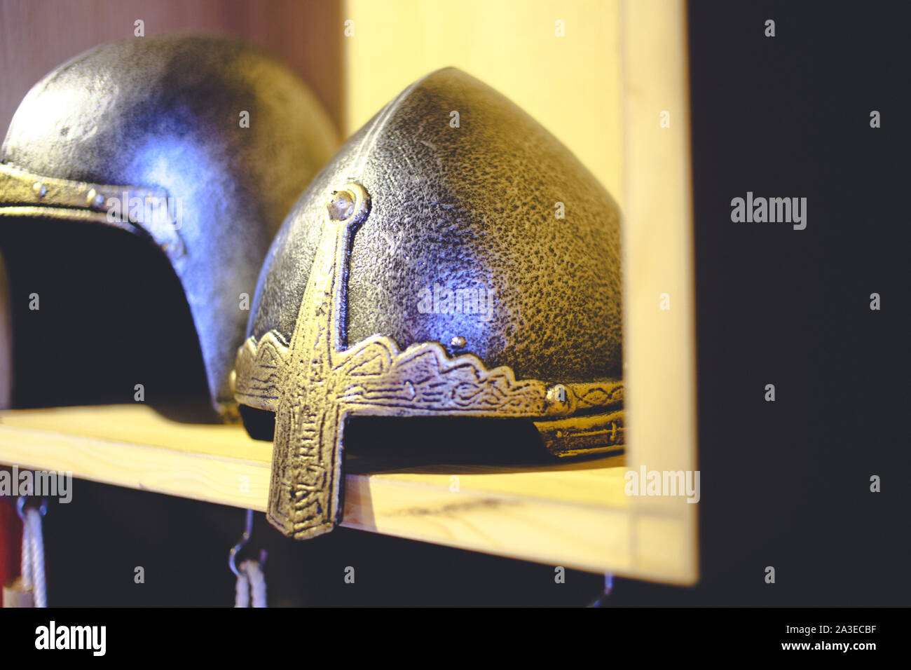 Nahaufnahme von mittelalterlichen Helm, alte Krieger iron Knight shining Stil. Konzept der alten Vintage Traditionen, extreme Kampf Konzept. Stockfoto