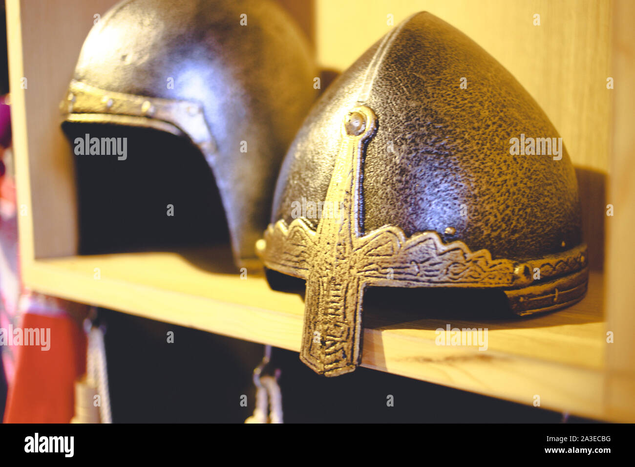Nahaufnahme von mittelalterlichen Helm, alte Krieger iron Knight shining Stil. Konzept der alten Vintage Traditionen, extreme Kampf Konzept. Stockfoto