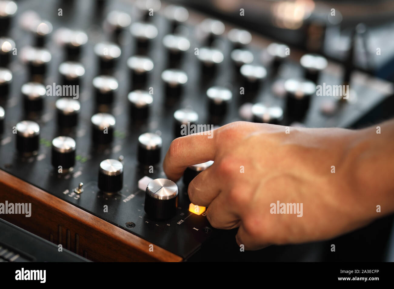 Hand des DJ, Musik von einem DJ-Mixe. Selektive konzentrieren. Stockfoto