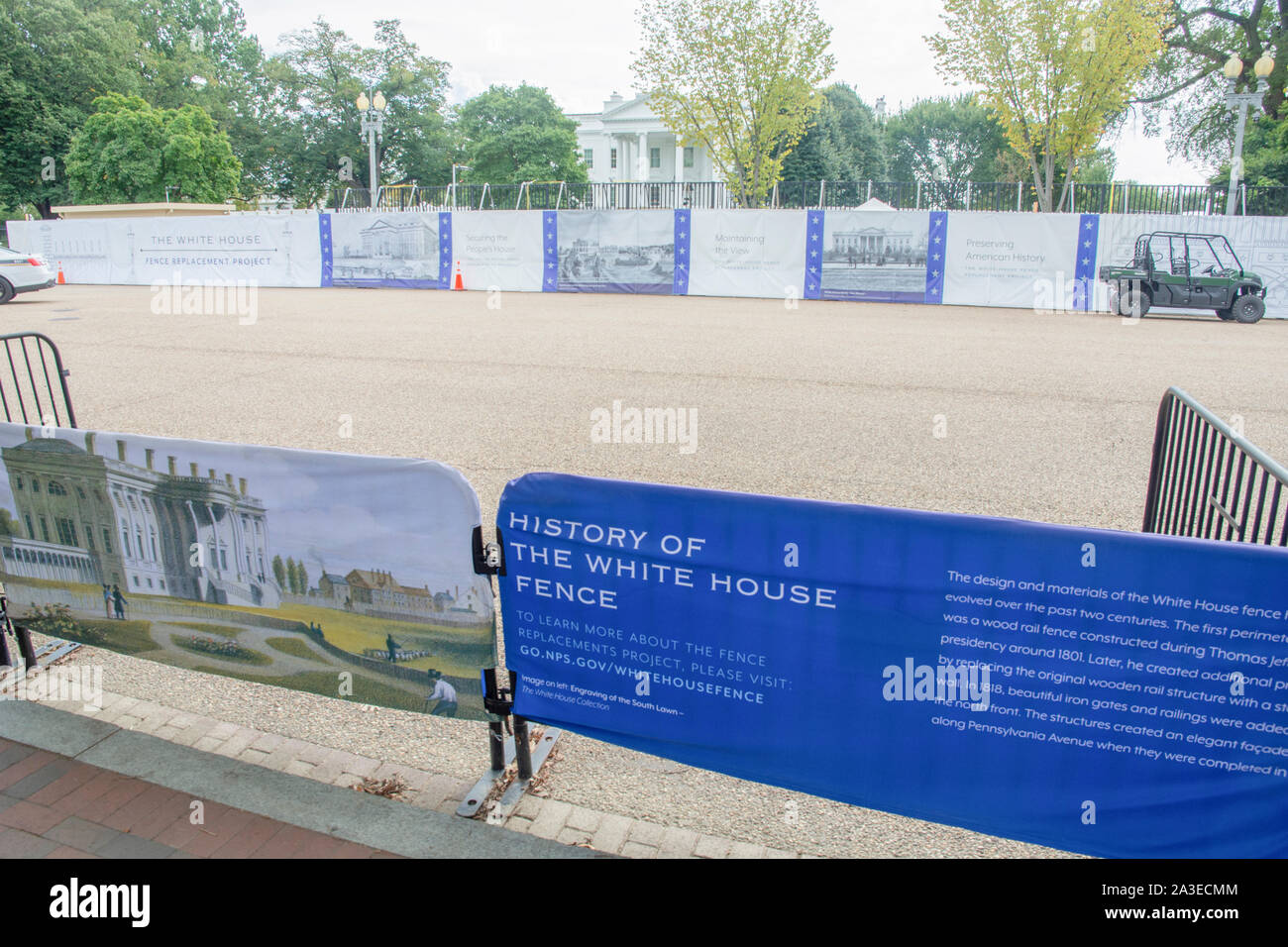 Im Weißen Haus historische Fotos und Texte erklären die Geschichte des Weißen Hauses Zäune, während eine neue 13 Fuß + hohe Zaun installiert wird. Stockfoto