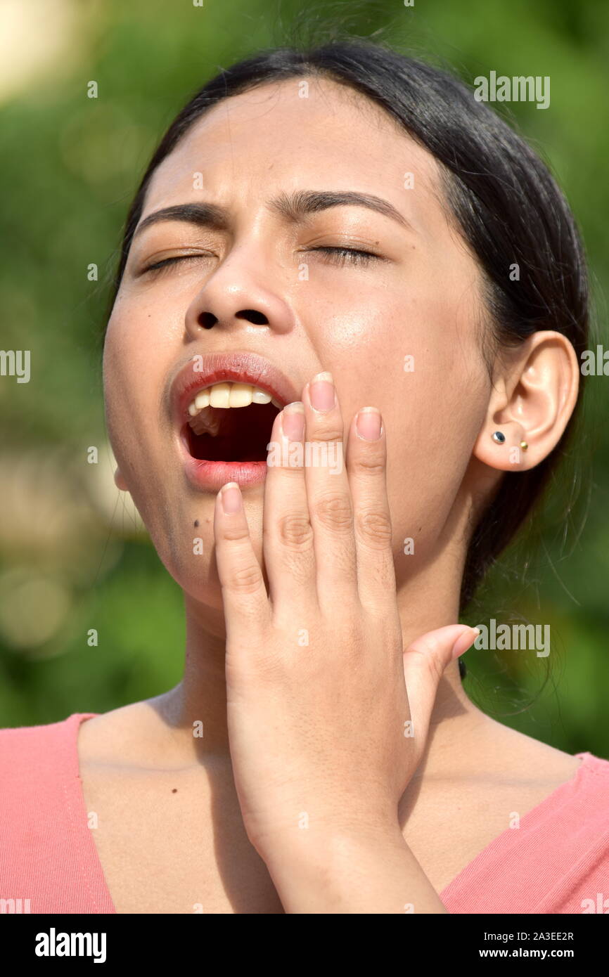 Eine attraktive Minderheit Weibchen mit Zahnschmerzen Stockfoto