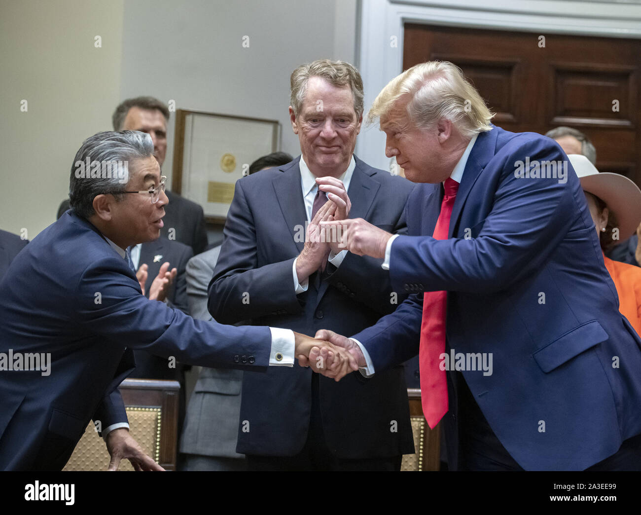 Washington, District of Columbia, USA. 7 Okt, 2019. Präsidenten der Vereinigten Staaten Donald J. Trumpf, rechts, schüttelt Hände mit Botschafter Shinsuke Sugiyama, Botschafter von Japan in die USA, nach links. Nachdem er unterzeichneten die USA-Japan Handelsabkommen und US-Japan digitale Handelsabkommen im Roosevelt Raum des Weißen Hauses in Washington, DC am Montag, 7. Oktober 2019. Auf der Mitte der US-Handelsbeauftragte Robert Lighthizer Credit: Ron Sachs/CNP/ZUMA Draht/Alamy leben Nachrichten Stockfoto