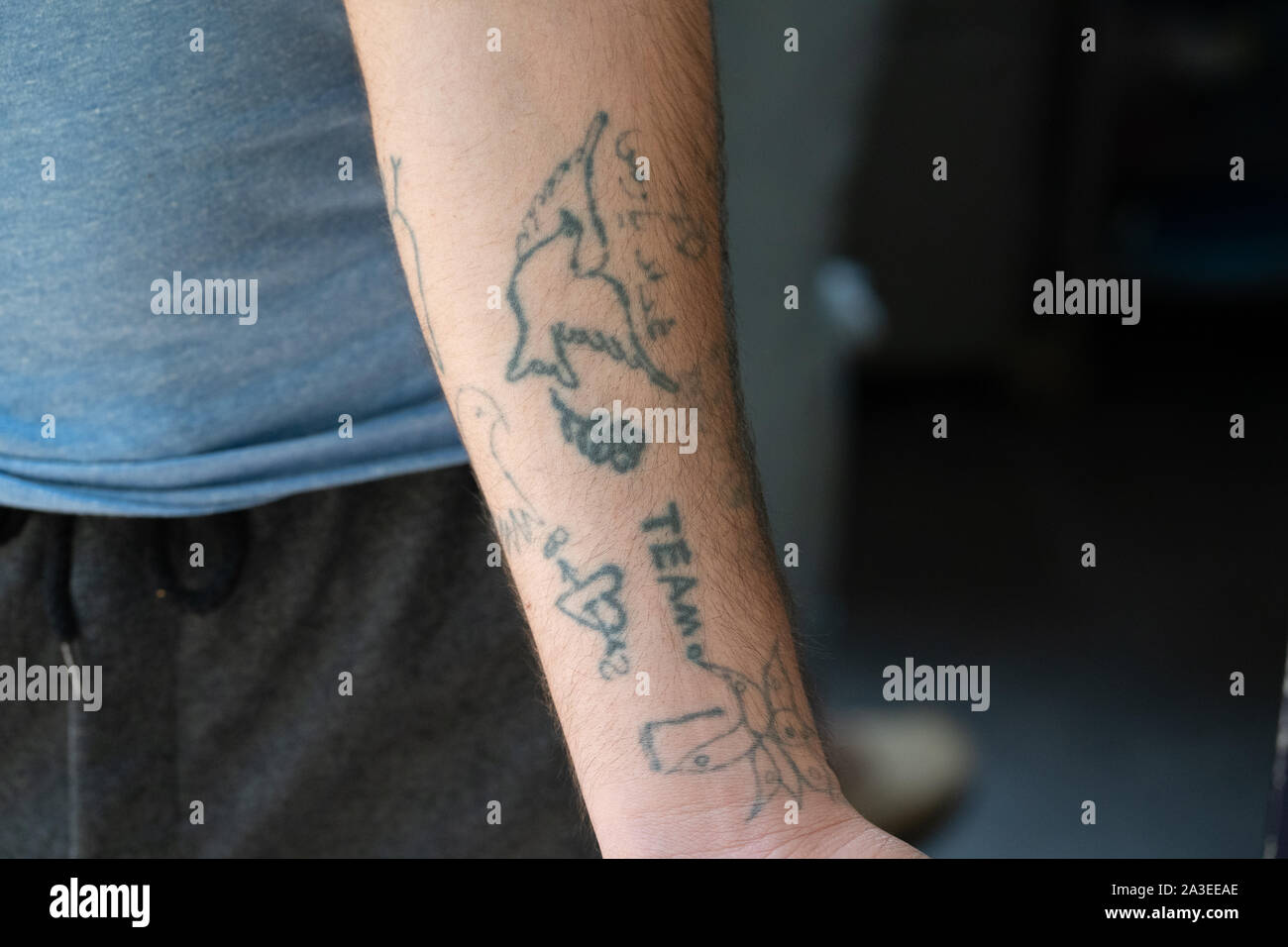 Shows Off His Tattoo Stockfotos Und Bilder Kaufen Alamy