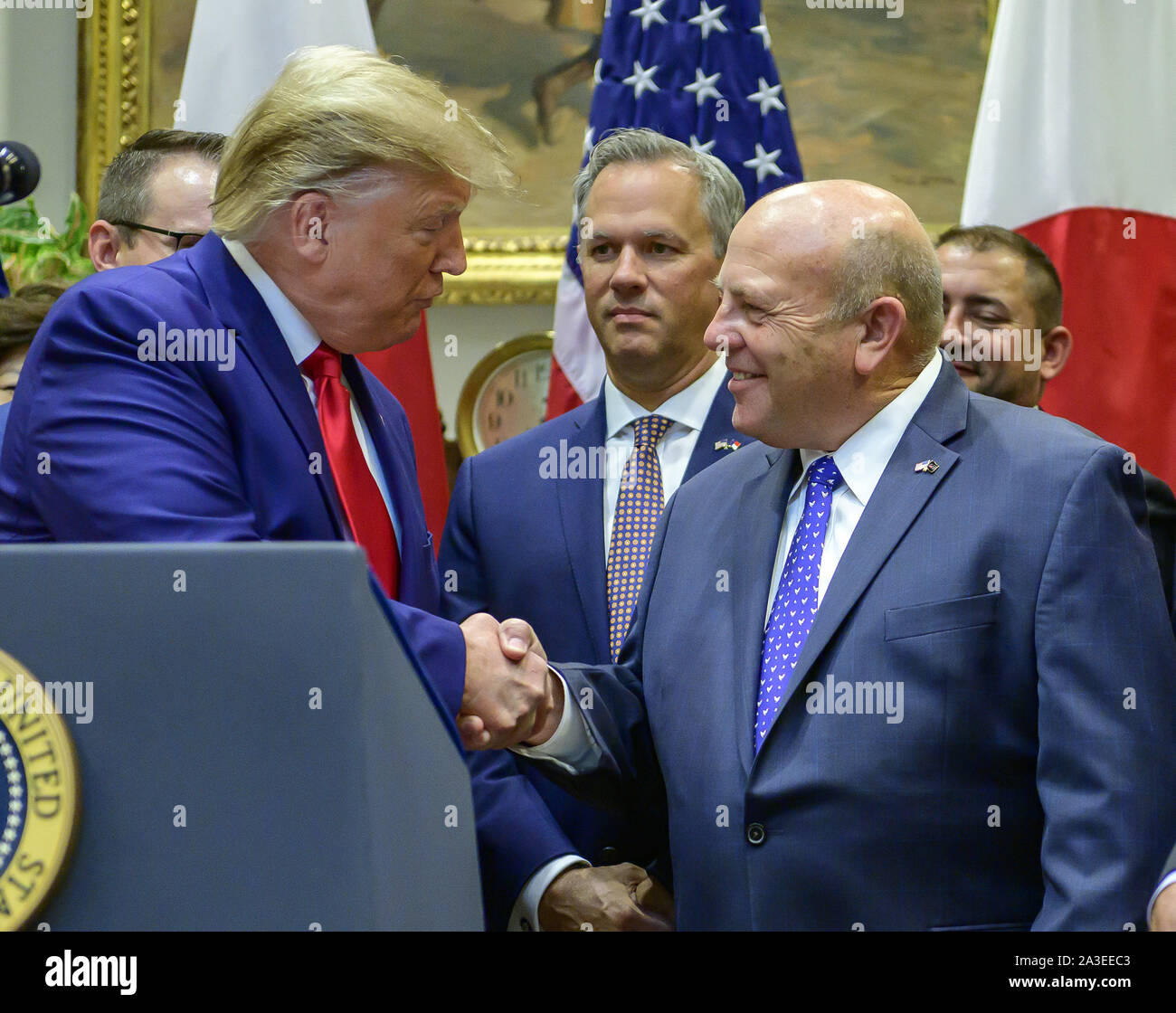 Washington, District of Columbia, USA. 7 Okt, 2019. Präsidenten der Vereinigten Staaten Donald J. Trumpf schüttelt Hände mit Zippy Duvall, Präsident und CEO von American Farm Bureau Federation, als er bemerkt macht vor der feierlichen Unterzeichnung für die US-Japan Handelsabkommen und US-Japan digitale Handelsabkommen im Roosevelt Raum des Weißen Hauses in Washington, DC am Montag, 7. Oktober 2019 Credit: Ron Sachs/CNP/ZUMA Draht/Alamy leben Nachrichten Stockfoto