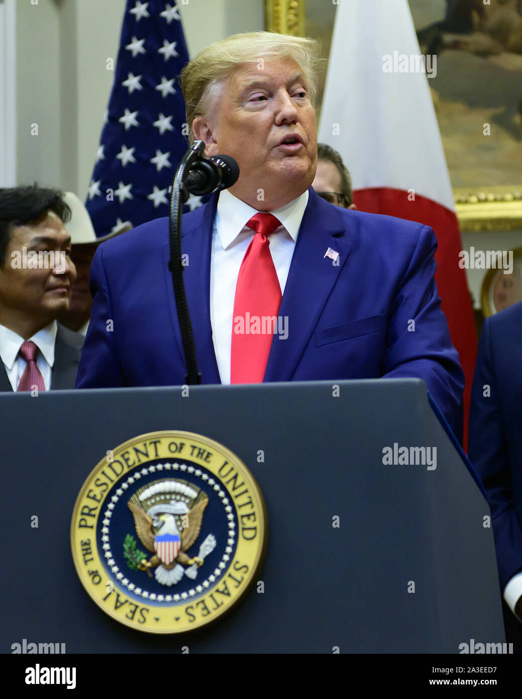 Washington, District of Columbia, USA. 7 Okt, 2019. Präsidenten der Vereinigten Staaten Donald J. Trumpf Anzeichen der US-Japan Handelsabkommen und US-Japan digitale Handelsabkommen im Roosevelt Raum des Weißen Hauses in Washington, DC am Montag, 7. Oktober 2019 Credit: Ron Sachs/CNP/ZUMA Draht/Alamy leben Nachrichten Stockfoto