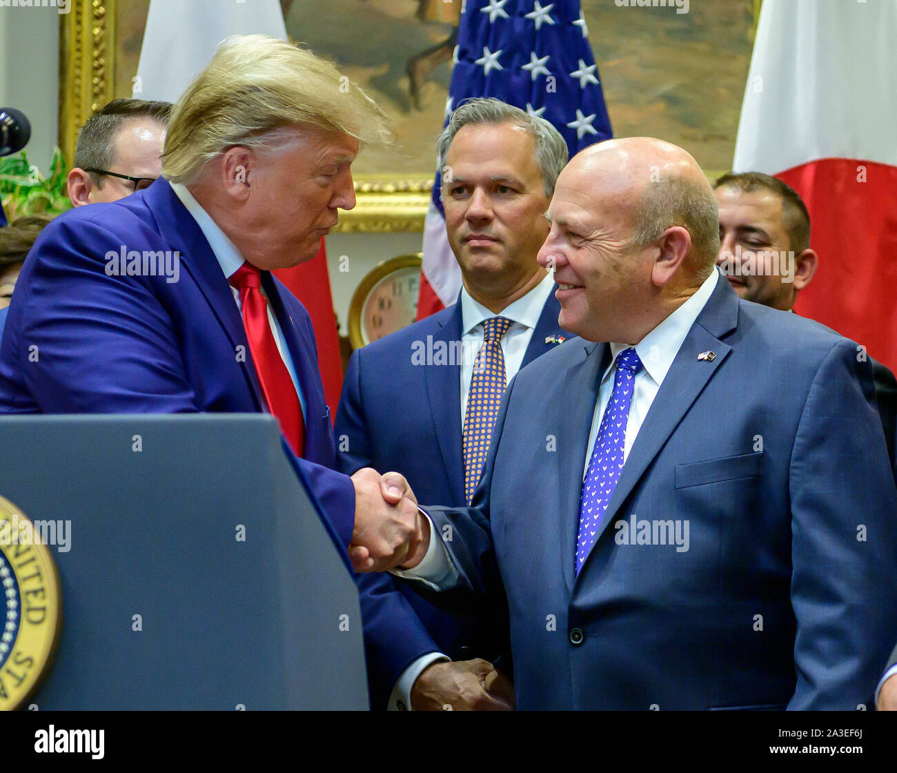 Präsidenten der Vereinigten Staaten Donald J. Trumpf schüttelt Hände mit Zippy Duvall, Präsident und CEO von American Farm Bureau Federation, als er bemerkt macht vor der feierlichen Unterzeichnung für die US-Japan Handelsabkommen und US-Japan digitale Handelsabkommen im Roosevelt Raum des Weißen Hauses in Washington, DC am Montag, 7. Oktober 2019. Quelle: Ron Sachs/Pool über CNP | Verwendung weltweit Stockfoto