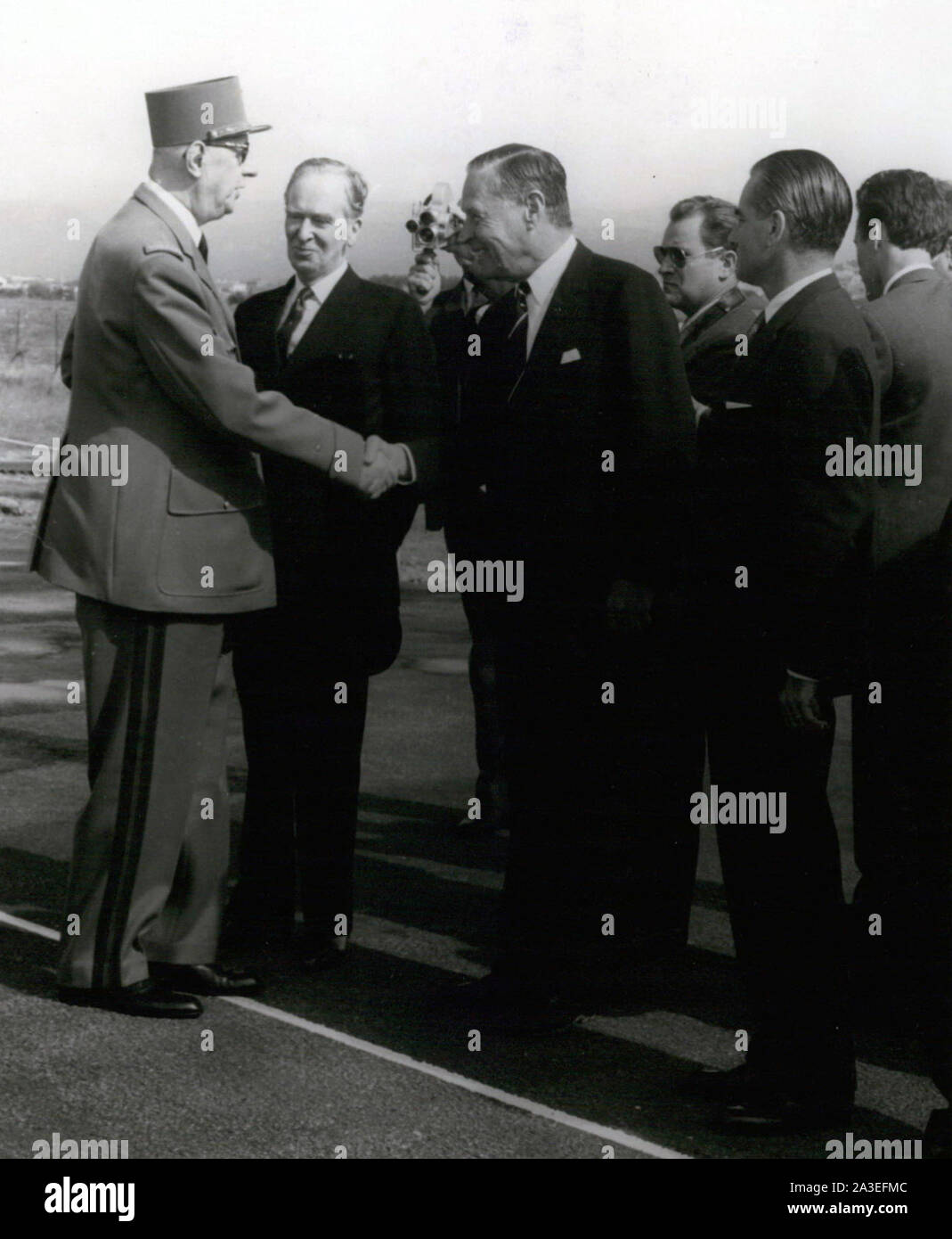 August 16, 1964, Côte d'Azur, Frankreich: der französische Marktführer GENERAL CHARLES DE GAULLE im Gedenken an den 20. Jahrestag der Operation Dragoon, schüttelt die Hand des amerikanischen Botschafters Charles Bohlen, mit dem britischen Botschafter PEARSON DIXON (links) und Chaban Delmas (rechts) Operation Dragoon (zunächst Betrieb Amboss) war der Codename für die Invasion der Alliierten im Süden Frankreichs im Jahre 1944. (Bild: © Keystone Presse Agentur/ZUMA Drücken) Stockfoto