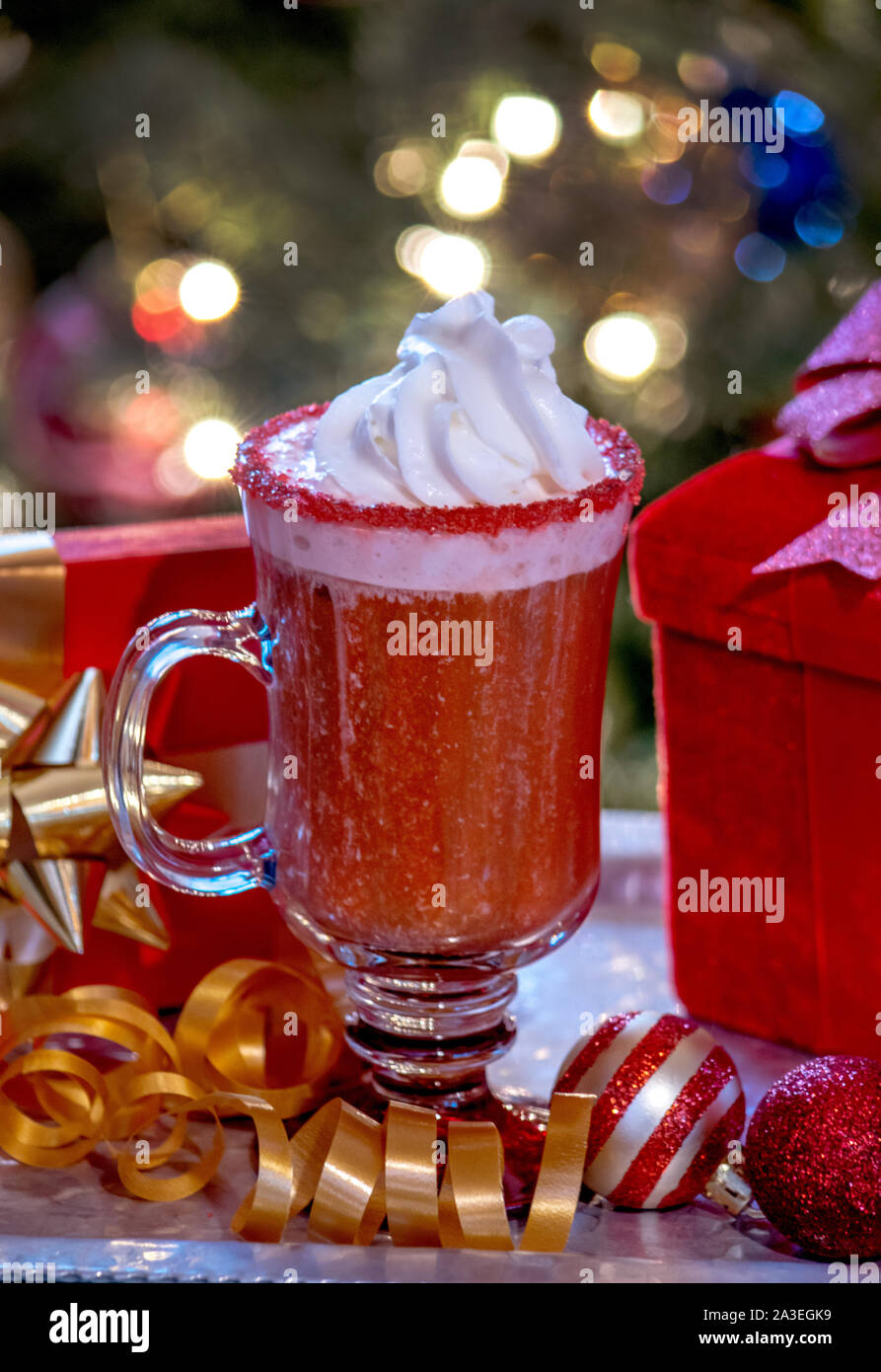 Eine festliche rot geeistes Getränk ist der perfekte Urlaub Cocktail. Ein Glas rot Zucker Dip und nicht die Sahne vergessen! Stockfoto