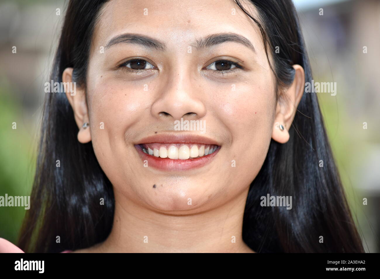 Eine attraktive asiatische Frau lächelnd Stockfoto