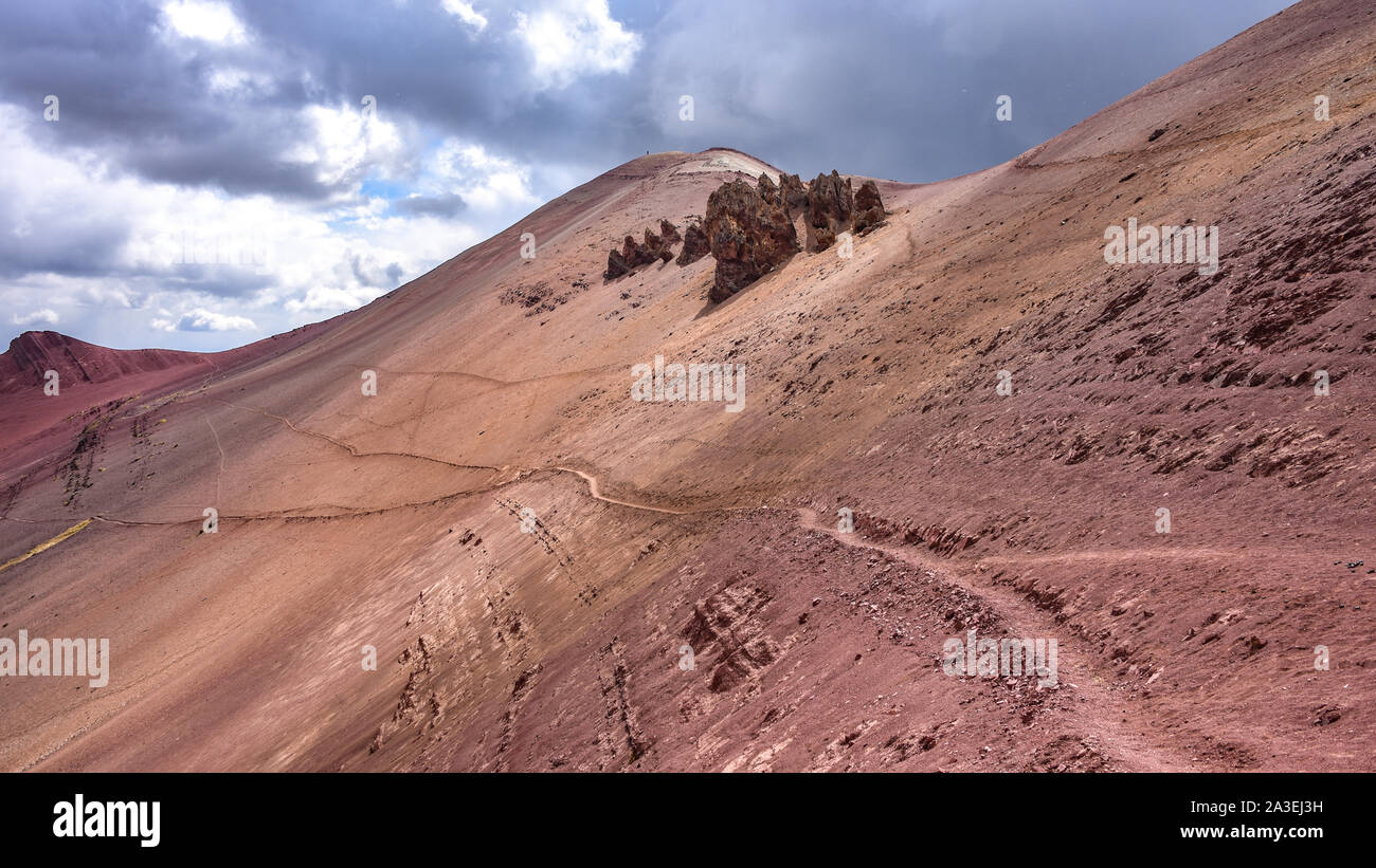 Bunte Felsformationen in den mineralreichen Berge von Roten Tal. Cordillera Vilcanota, Cusco, Peru Stockfoto