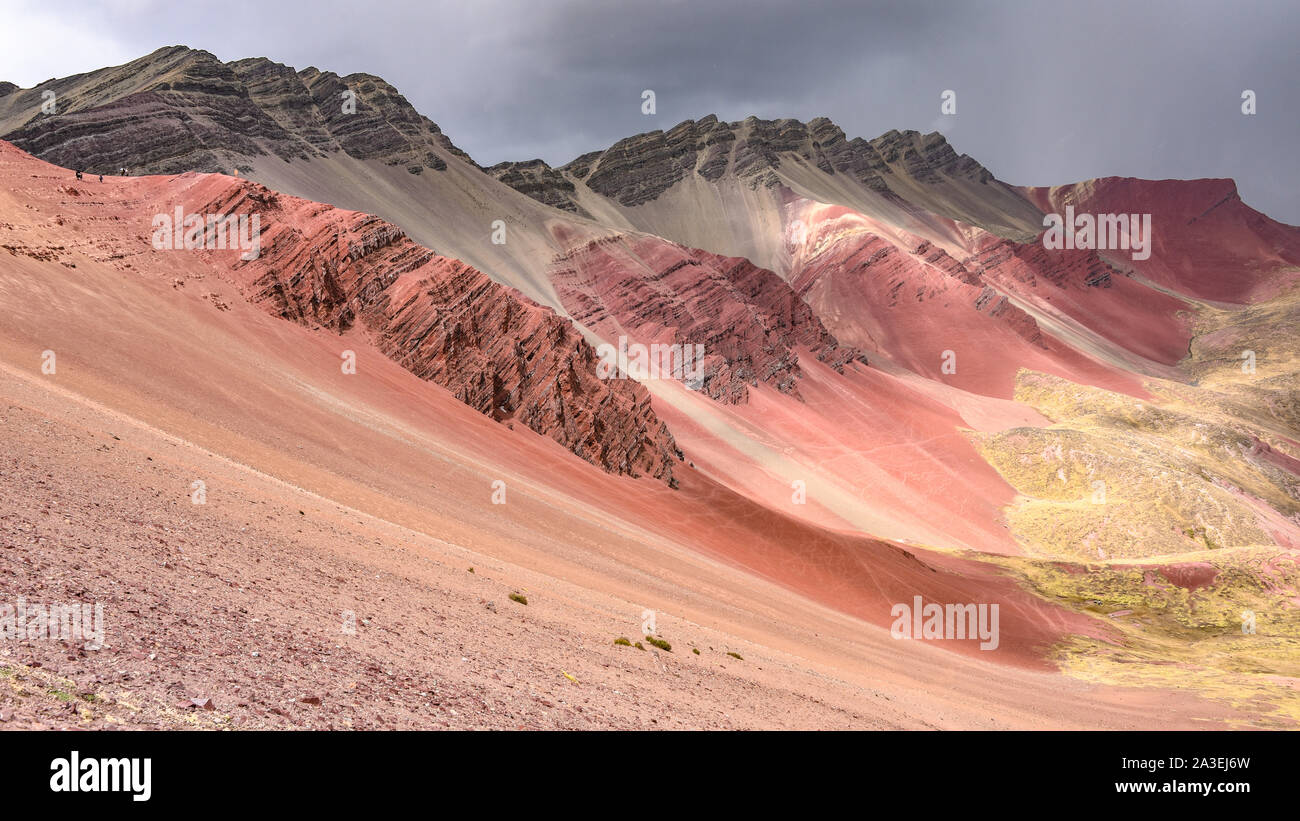 Bunte Felsformationen in den mineralreichen Berge von Roten Tal. Cordillera Vilcanota, Cusco, Peru Stockfoto