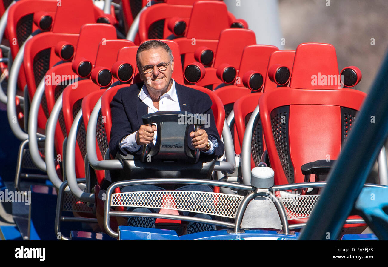 Rust, Deutschland. 12 Sep, 2019. Roland Mack, Gründer und Inhaber der Europa-Park, Fahrten mit der Achterbahn "Blue Fire". Am 12.10.2019 Mack wird 70 Jahre alt. Mack eröffnet Deutschlands größter Freizeitpark in 1975. Der Park ist als Familienbetrieb geführt. Quelle: Patrick Seeger/dpa/Alamy leben Nachrichten Stockfoto