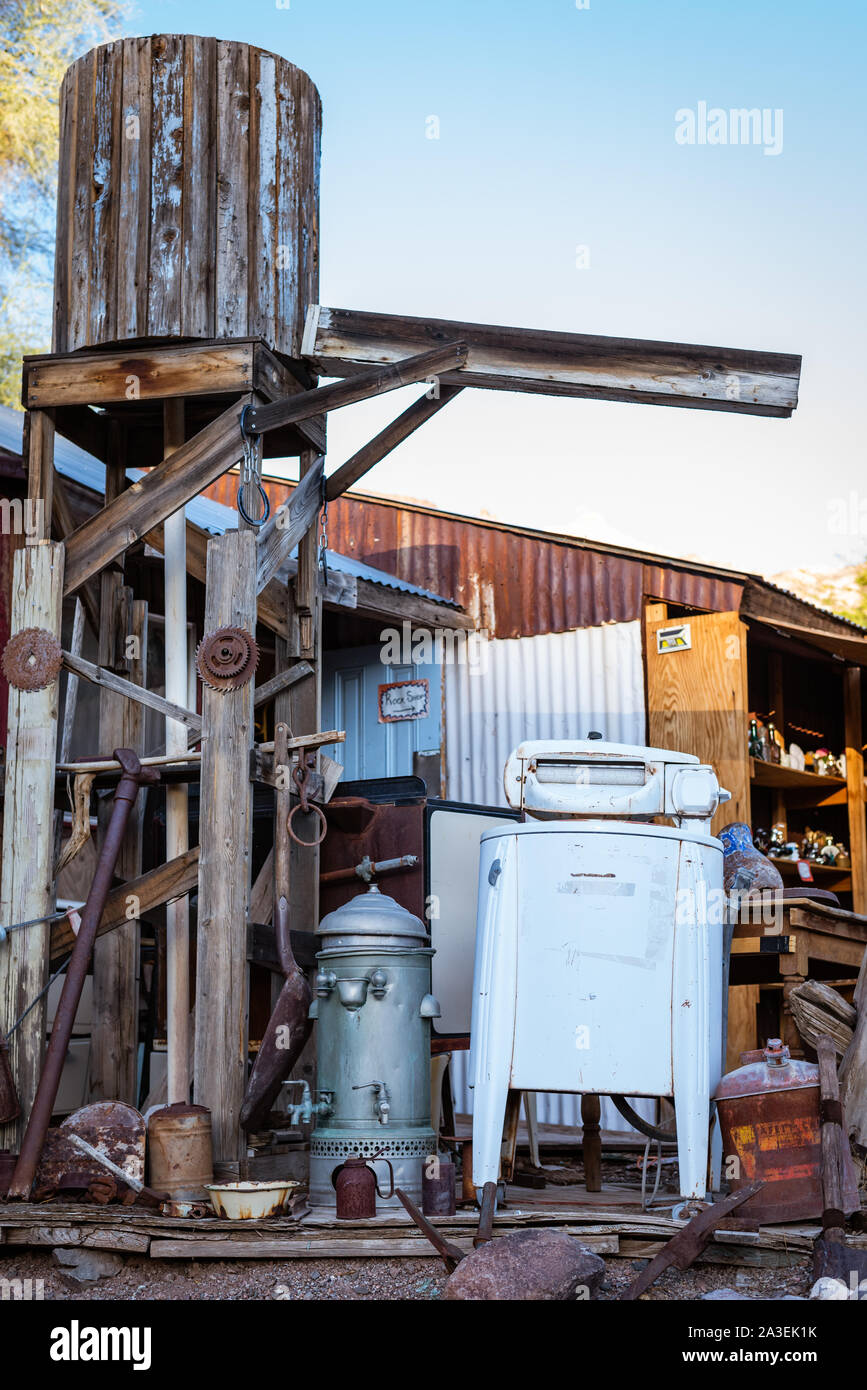 Junk, collectibles, und antike Geräte auf ein Antiquitätengeschäft in Oatman, Arizona. Stockfoto