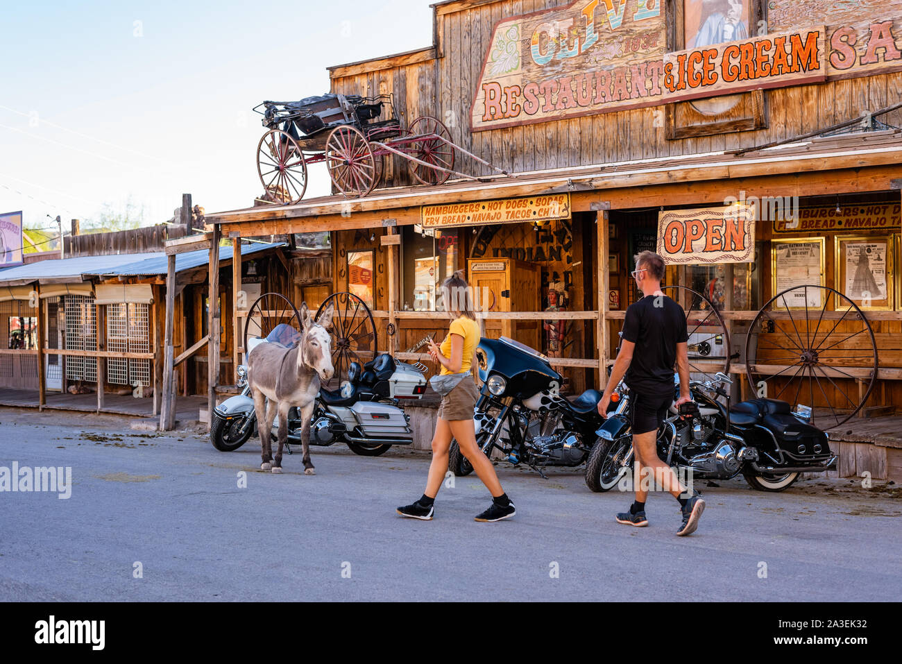 Ein paar Touristen zu Fuß durch eine wilde Burro in Oatman, Arizona. Stockfoto