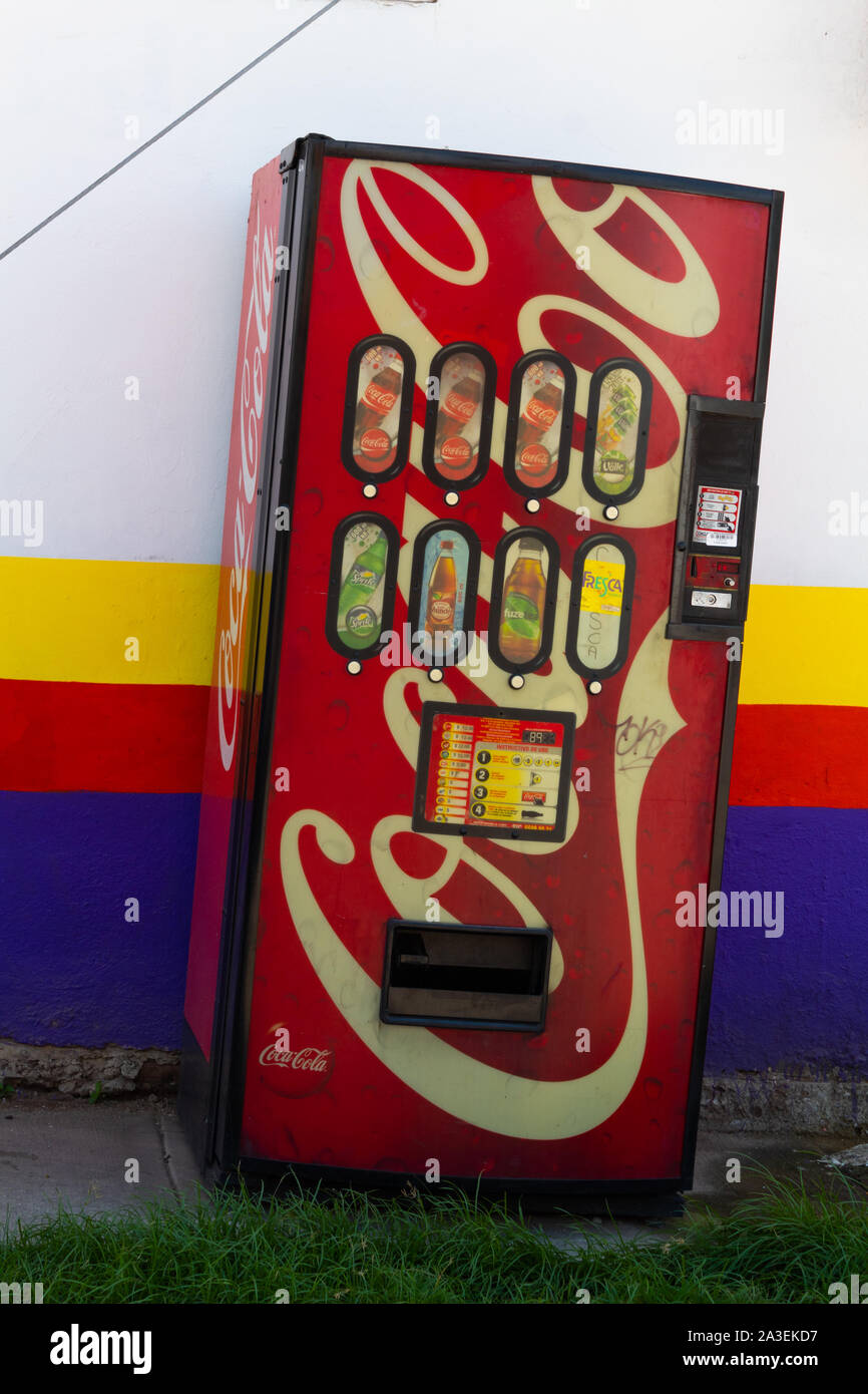 Culiacan, Sinaloa, Mexiko - Oktober 2019: Alte Coca Cola trinken Verkaufsautomaten Stockfoto
