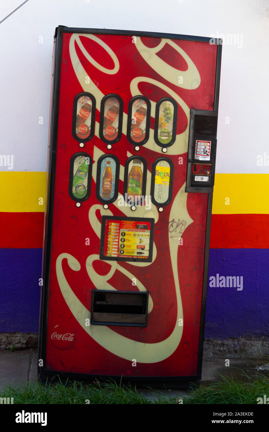 Culiacan, Sinaloa, Mexiko - Oktober 2019: Alte Coca Cola trinken Verkaufsautomaten Stockfoto