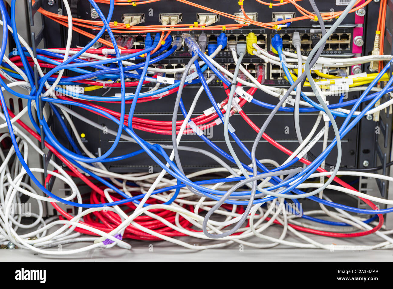 Bangkok, Thailand, 25. Juni 2019: - Das Kabel Netzwerk im Serverraum ein schlimmer Fall von Kabelsalat, der schlechteste Kabelgewirr, Konzept Kabelmanagement Stockfoto