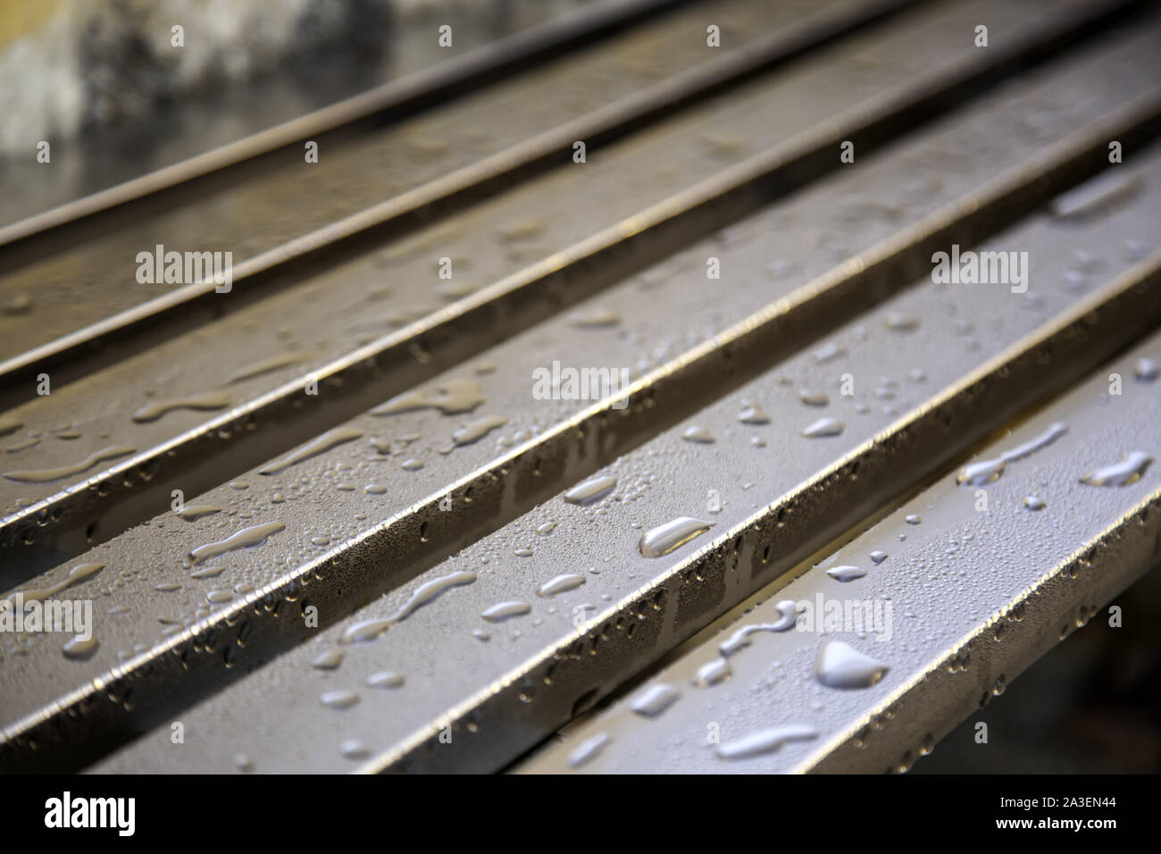 Metal fällt, Regen und temporäre Wasser, Textur und Hintergrund Stockfoto