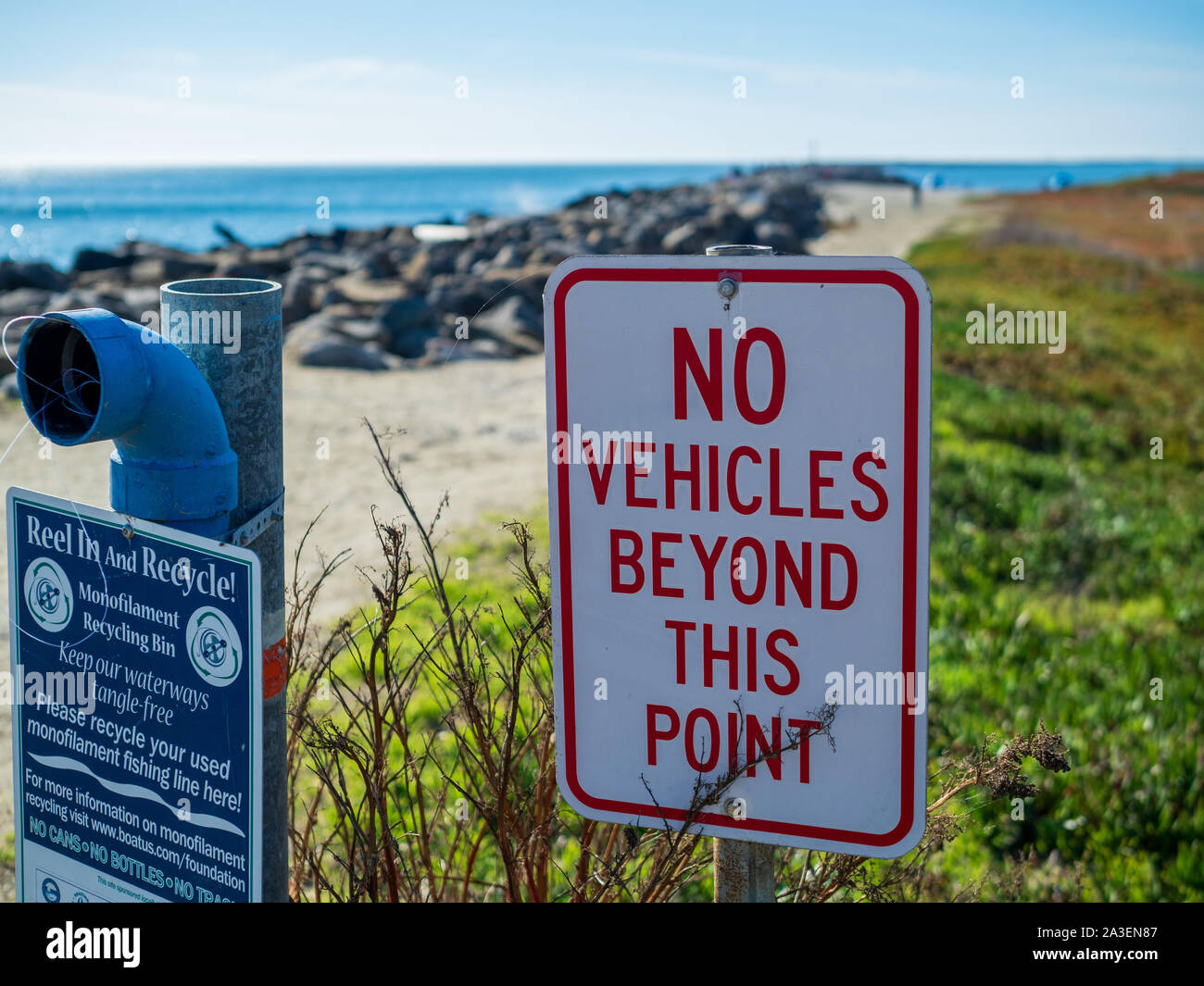 Keine Fahrzeuge über diesen Punkt hinaus Zeichen vor der Strand und neben dem Papierkorb Stockfoto