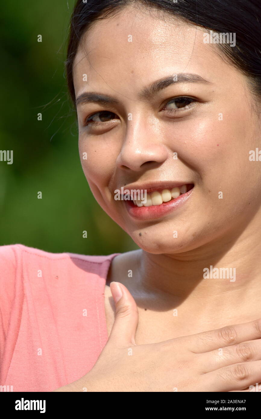 Eine wertschätzende weiblich Frau Stockfoto
