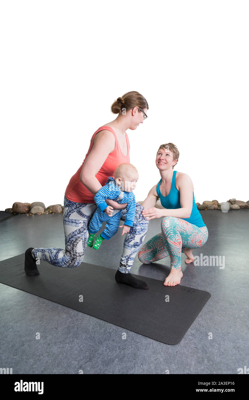 Moderne Physiotherapie. Mutter mit Kind aus der Arbeit mit Personal Trainer Stockfoto