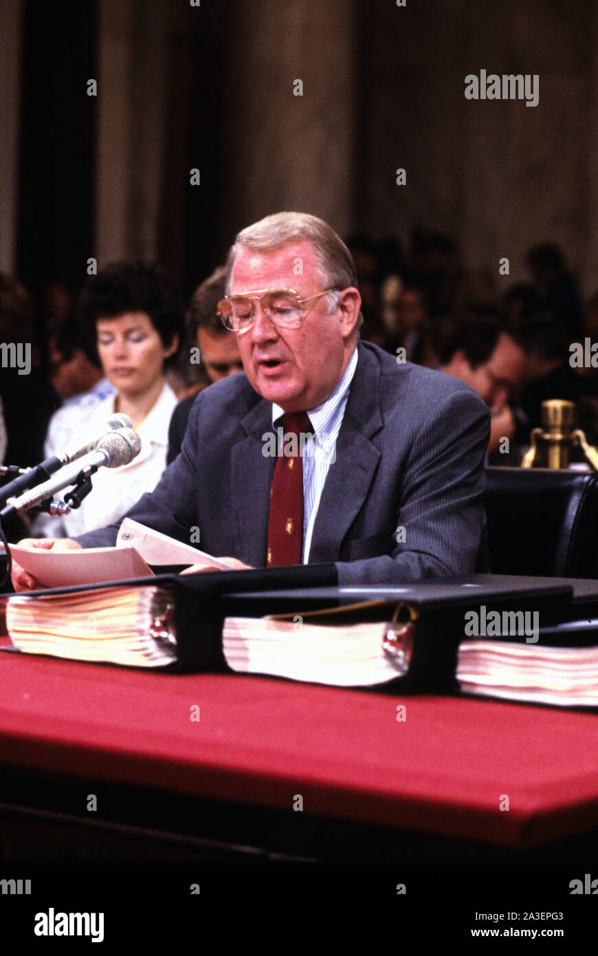 Washington, District of Columbia, USA. 8. Oktober, 2019. United States Attorney General Edwin Meese, III bezeugt vor der US-Ausschuss verdeckte Arme Transaktionen untersuchen mit Iran-USA-Senat wählen Sie Ausschuss für geheime militärische Hilfe für Iran und das nicaraguanische Opposition (Iran/Contra Committee) auf dem Capitol Hill in Washington, DC am 28. Juli 1987 Credit: Arnie Sachs/CNP/ZUMA Draht/Alamy leben Nachrichten Stockfoto