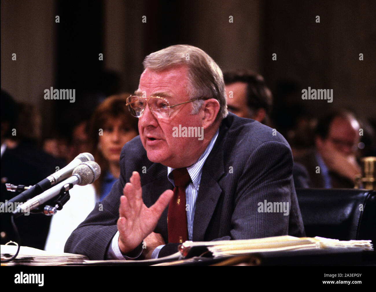 Washington, District of Columbia, USA. 8. Oktober, 2019. United States Attorney General Edwin Meese, III bezeugt vor der US-Ausschuss verdeckte Arme Transaktionen untersuchen mit Iran-USA-Senat wählen Sie Ausschuss für geheime militärische Hilfe für Iran und das nicaraguanische Opposition (Iran/Contra Committee) auf dem Capitol Hill in Washington, DC am 28. Juli 1987 Credit: Arnie Sachs/CNP/ZUMA Draht/Alamy leben Nachrichten Stockfoto
