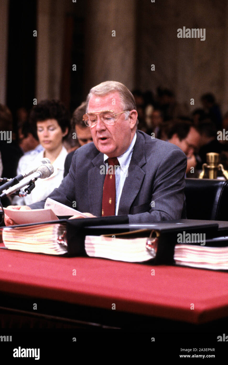 Washington, Vereinigte Staaten von Amerika. 08 Okt, 2019. United States Attorney General Edwin Meese, III bezeugt vor der US-Ausschuss verdeckte Arme Transaktionen untersuchen mit Iran-USA-Senat wählen Sie Ausschuss für geheime militärische Hilfe für Iran und das nicaraguanische Opposition (Iran/Contra Committee) auf dem Capitol Hill in Washington, DC am 28. Juli 1987. Credit: Ron Sachs/CNP/dpa/Alamy leben Nachrichten Stockfoto