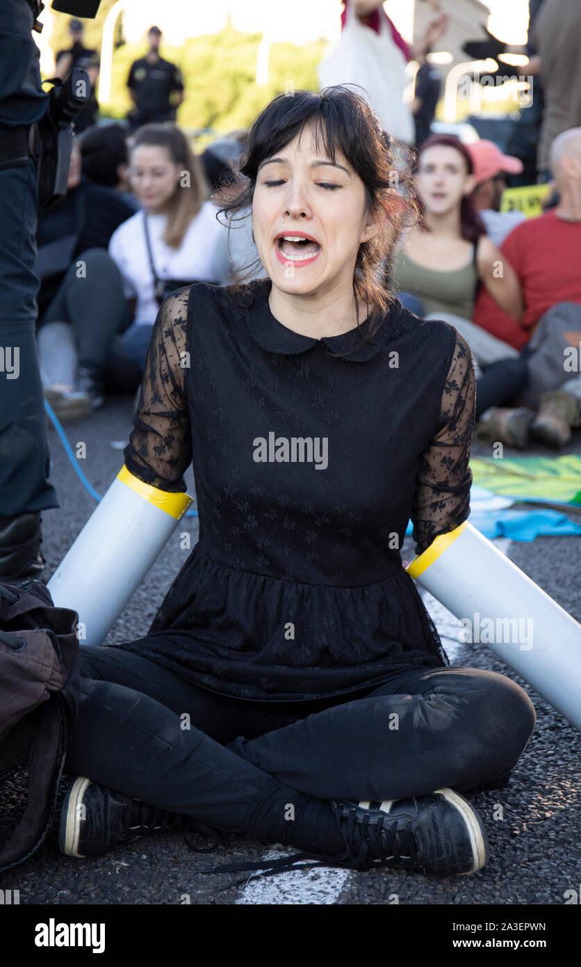 Eine Frau schreit Parolen, wie Sie während des Protestes angekettet war. Städte weltweit wie London, Berlin, New York, Buenos Aires, París begann die Zweite Internationale Woche Rebellion während Aktivisten in verschiedenen Aktionen von Pacific Proteste und zivilen Ungehorsams unter der ethischen Verpflichtung führen Sie die Verantwortung einer politischen Aktion für die Zwecke der schwerwiegenden Folgen des Klimawandels und der ökologischen Auswirkungen abzuschwächen, zurückzufordern. In Madrid wurden zwei parallele Aktionen, eine in "Paseo de la Castellana", wo eine Hauptstraße für eine Menschenkette blockiert war und es gab einige Aktivisten wurden festgenommen, ein Stockfoto