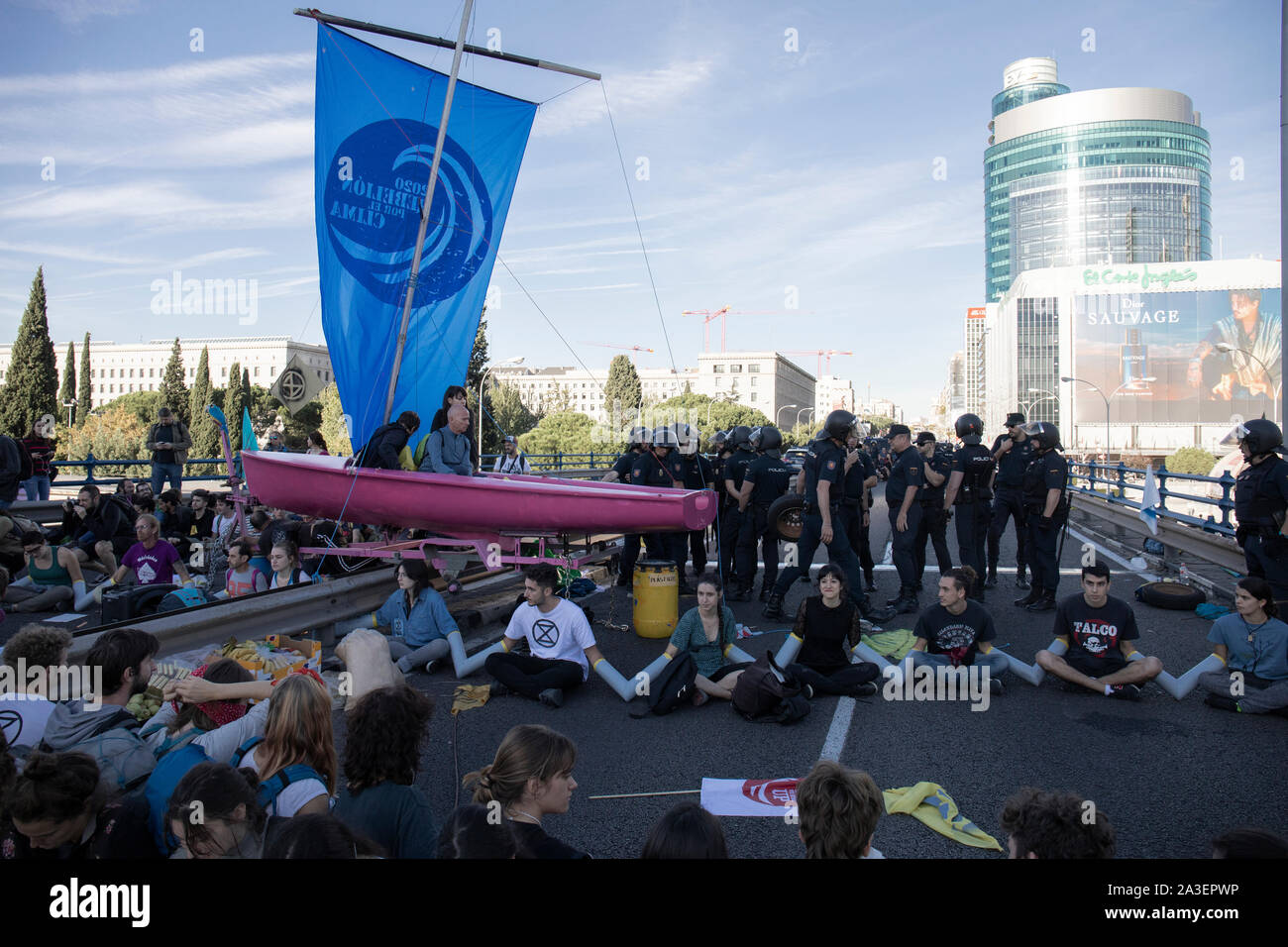 Eine allgemeine Ansicht an der Brücke über den Paseo de la Castellana, wo Aktivisten einer Hauptstraße in der Stadt während der Protest blockiert. Städte weltweit wie London, Berlin, New York, Buenos Aires, París begann die Zweite Internationale Woche Rebellion während Aktivisten in verschiedenen Aktionen von Pacific Proteste und zivilen Ungehorsams unter der ethischen Verpflichtung führen Sie die Verantwortung einer politischen Aktion für die Zwecke der schwerwiegenden Folgen des Klimawandels und der ökologischen Auswirkungen abzuschwächen, zurückzufordern. In Madrid wurden zwei parallele Aktionen, eine in "Paseo de la Castellana", wo die Hauptstraße gesperrt war Stockfoto
