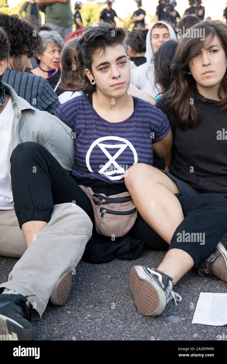 Ein Aktivist in beruhigen Art und Weise mit einem T-Shirt des Aussterbens Rebellion symbol Teil während des Protestes. Städte weltweit wie London, Berlin, New York, Buenos Aires, París begann die Zweite Internationale Woche Rebellion während Aktivisten in verschiedenen Aktionen von Pacific Proteste und zivilen Ungehorsams unter der ethischen Verpflichtung führen Sie die Verantwortung einer politischen Aktion für die Zwecke der schwerwiegenden Folgen des Klimawandels und der ökologischen Auswirkungen abzuschwächen, zurückzufordern. In Madrid wurden zwei parallele Aktionen, eine in "Paseo de la Castellana", wo eine Hauptstraße für eine Menschenkette und dort blockiert wurde, Stockfoto