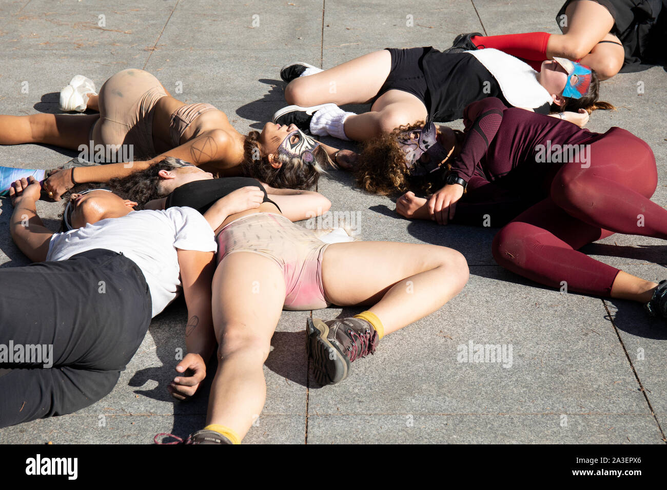 Aktivisten vor Ort ein Symbol der Tod der Natur nach der Leistung liegen. Städte weltweit wie London, Berlin, New York, Buenos Aires, París begann die Zweite Internationale Woche Rebellion während Aktivisten in verschiedenen Aktionen von Pacific Proteste und zivilen Ungehorsams unter der ethischen Verpflichtung führen Sie die Verantwortung einer politischen Aktion für die Zwecke der schwerwiegenden Folgen des Klimawandels und der ökologischen Auswirkungen abzuschwächen, zurückzufordern. In Madrid wurden zwei parallele Aktionen, eine in "Paseo de la Castellana", wo eine Hauptstraße für eine Menschenkette blockiert war und es gab einige Aktivisten Stockfoto