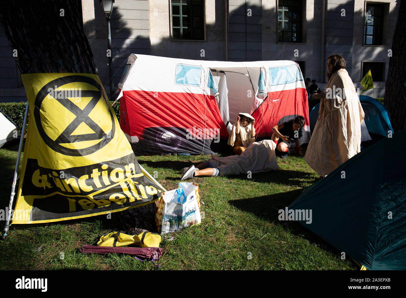 Zelte und Banner auf dem Campingplatz vor der ökologischen Übergang Ministerium während des Protestes gesehen. Städte weltweit wie London, Berlin, New York, Buenos Aires, París begann die Zweite Internationale Woche Rebellion während Aktivisten in verschiedenen Aktionen von Pacific Proteste und zivilen Ungehorsams unter der ethischen Verpflichtung führen Sie die Verantwortung einer politischen Aktion für die Zwecke der schwerwiegenden Folgen des Klimawandels und der ökologischen Auswirkungen abzuschwächen, zurückzufordern. In Madrid wurden zwei parallele Aktionen, eine in "Paseo de la Castellana", wo eine Hauptstraße für eine Menschenkette blockiert wurde und Stockfoto