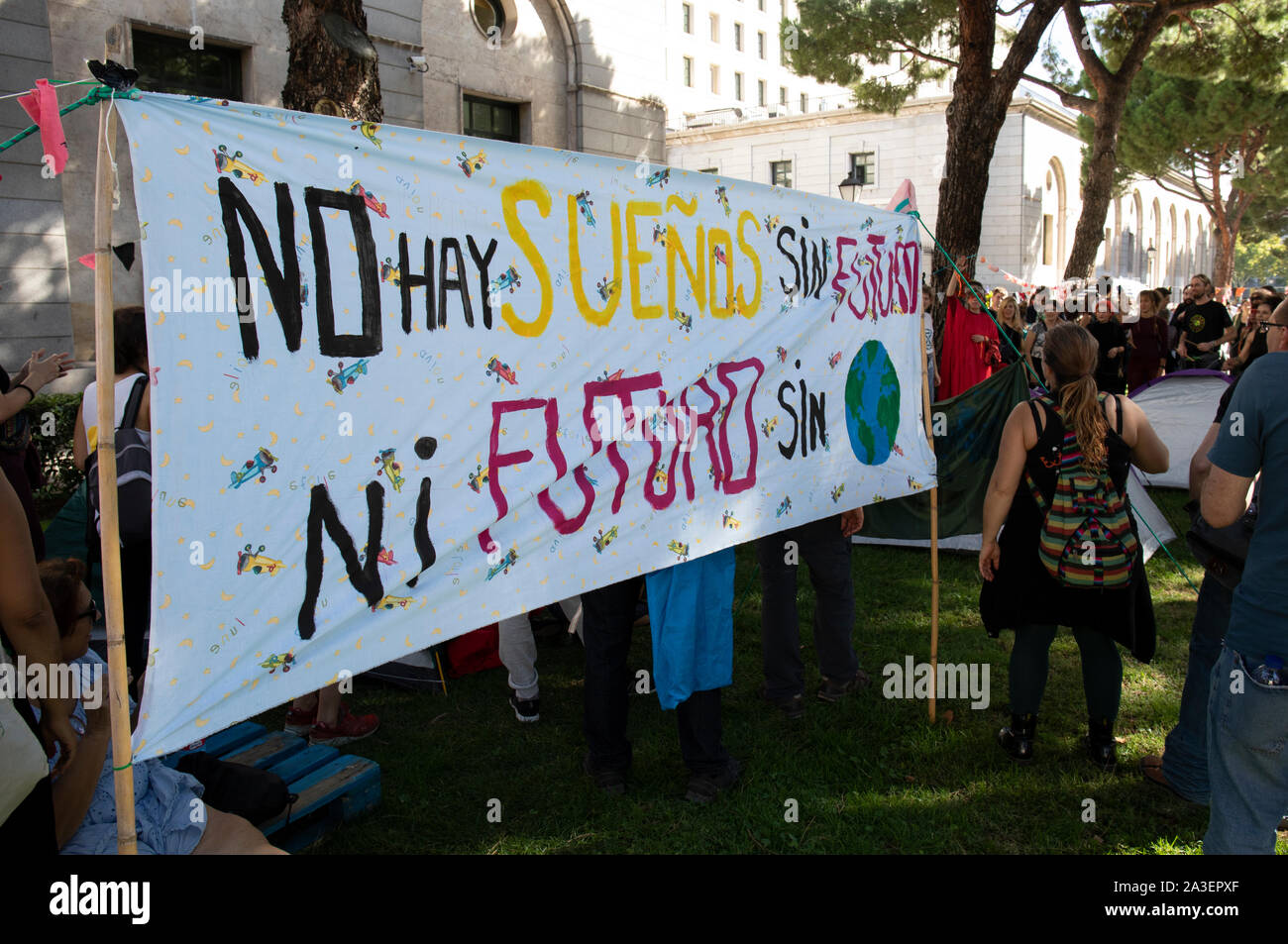 Ein Banner, der sagt, es gibt keine Träume ohne Zukunft, und es gibt keine Zukunft ohne Erde auf einem Campingplatz während des Protestes hängt. Städte weltweit wie London, Berlin, New York, Buenos Aires, París begann die Zweite Internationale Woche Rebellion während Aktivisten in verschiedenen Aktionen von Pacific Proteste und zivilen Ungehorsams unter der ethischen Verpflichtung führen Sie die Verantwortung einer politischen Aktion für die Zwecke der schwerwiegenden Folgen des Klimawandels und der ökologischen Auswirkungen abzuschwächen, zurückzufordern. In Madrid wurden zwei parallele Aktionen, eine in "Paseo de la Castellana", wo eine Hauptstraße verstopf t wurde Stockfoto