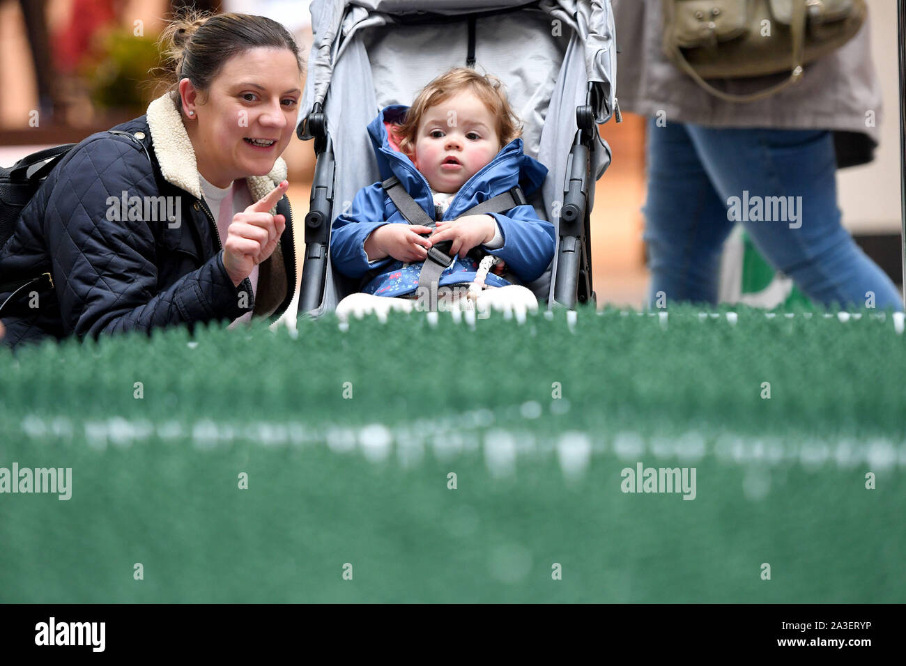Jenny Partlin und Tochter Amelia Partlin, 15 Monate, View Model Kraft von 40.000 Soldaten zahlen, die jede Person medizinisch aus der Bundeswehr in 20 Jahren entladen dar und ist an das Arndale Centre in Manchester vorgestellt. Stockfoto