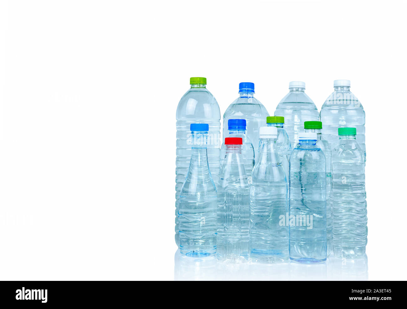 Set Aus Transparentem Kunststoff Flasche Wasser Auf Weissem Hintergrund Mit Leeres Etikett Isoliert Klares Wasser Und Naturliches Mineralwasser Flasche Mit Geschlossenem Deckel Gesund Stockfotografie Alamy