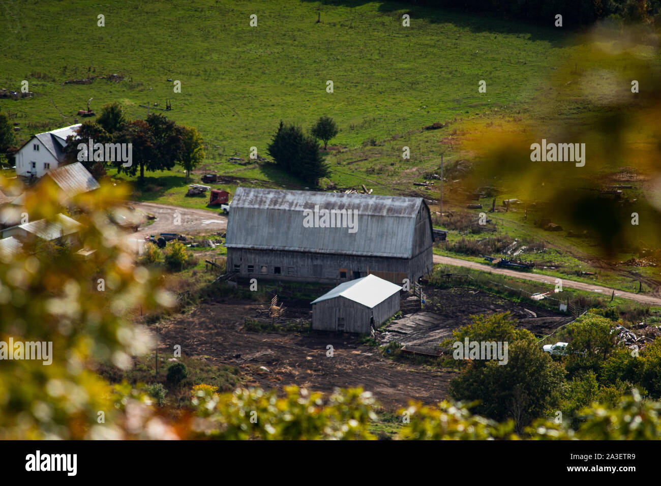 Blick von oben auf die alte Scheune und Hof von der Oberseite des Berges, Quebec, Kanada Stockfoto