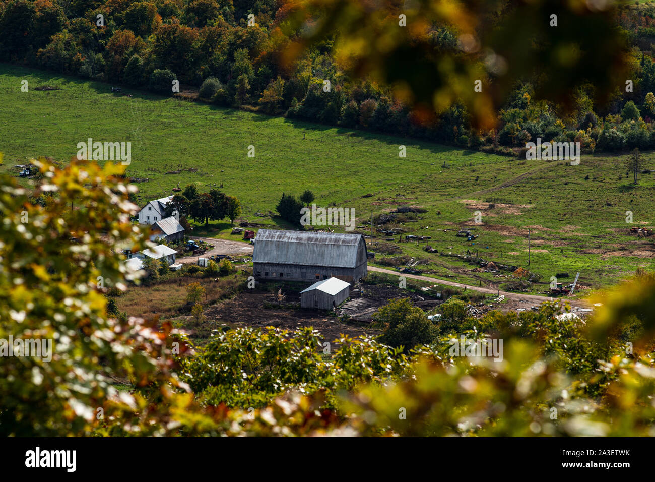 Blick von oben auf die alte Scheune und Hof von der Oberseite des Berges, Quebec, Kanada Stockfoto
