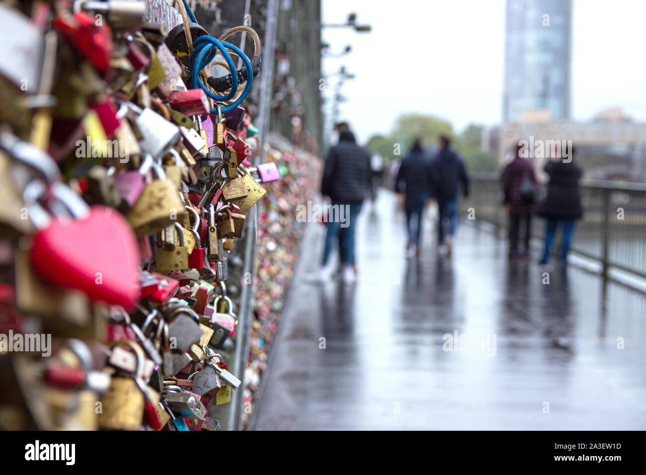 Köln, DEUTSCHLAND - 10.2019: Tausende von Liebe Schlössern, die Schatze, die Hohenzollernbrücke sperren ihre Liebe zu symbolisieren. Stockfoto