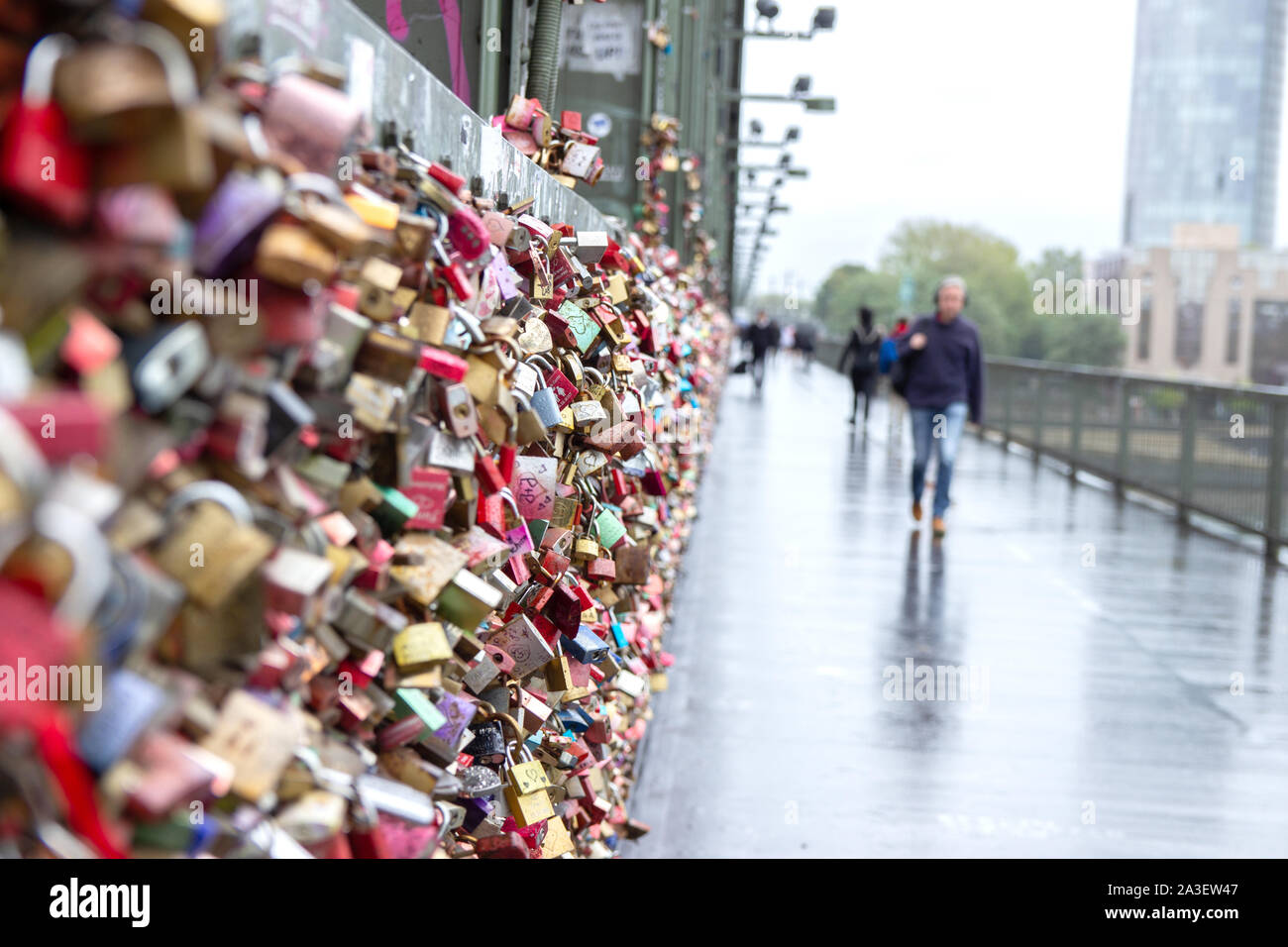 Köln, DEUTSCHLAND - 10.2019: Tausende von Liebe Schlössern, die Schatze, die Hohenzollernbrücke sperren ihre Liebe zu symbolisieren. Stockfoto