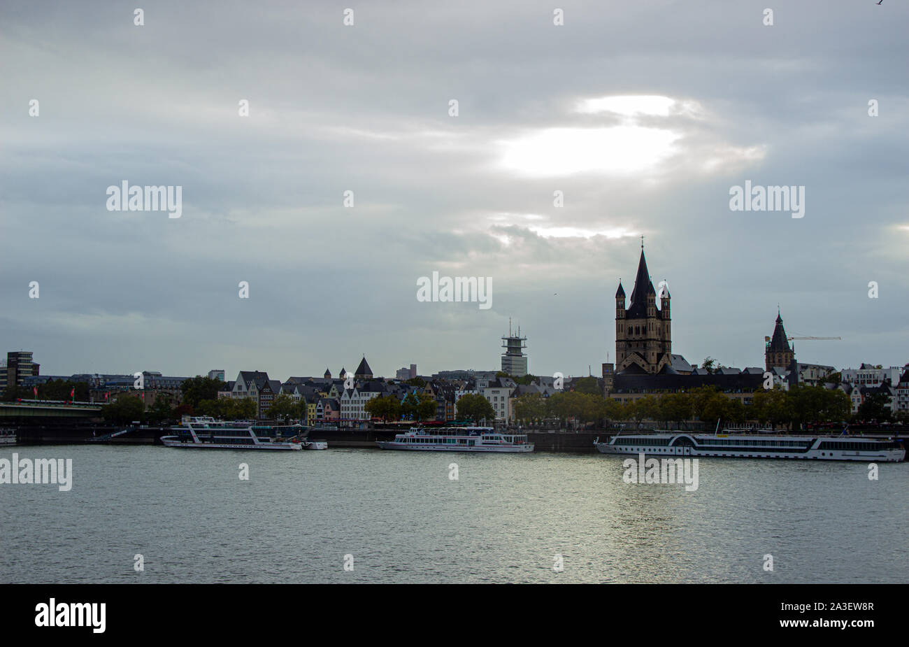 Köln, DEUTSCHLAND - 10.2019: Köln City Line mit Frachtschiff auf dem Rhein im Herbst. Stockfoto